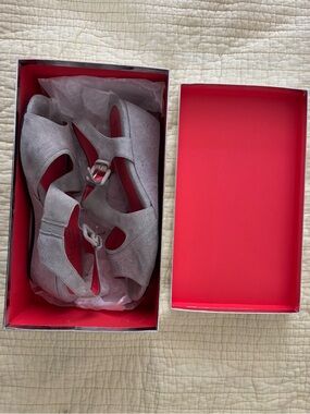 Pas de Rouge Light Grey Suede Wedge Sandals